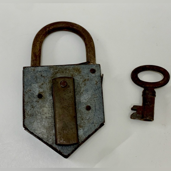 Vintage Angular Metal Heavy Duty Functional Padlock w/ Key - Picture 3 of 16